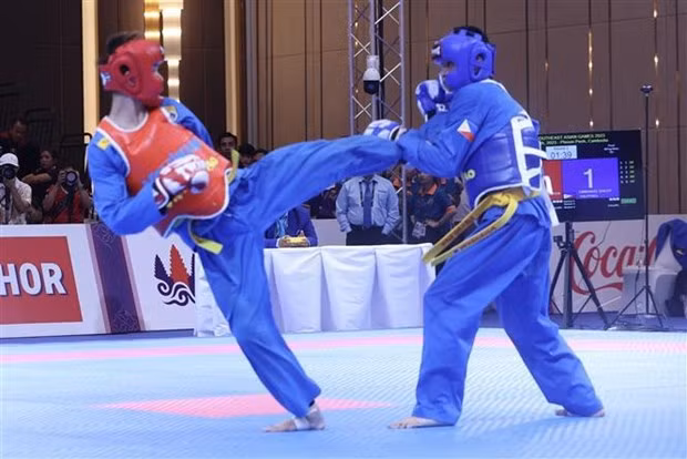 Le combattant de Vovinam (arts martiaux traditionnels vietnamiens) Huynh Khac Nguyen remporte la médaille d'argent pour le Vietnam aux 32es Jeux d’Asie du Sud-Est (SEA Games 32) organisés au Cambodge. Photo: VNA