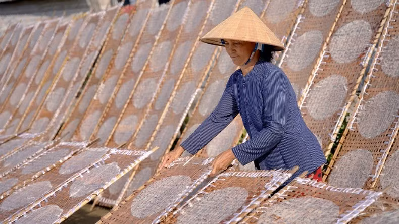 Les habitants de Thuân Hung perpétuent encore la technique traditionnelle de fabrication de papier de riz. Photo : NDEL.