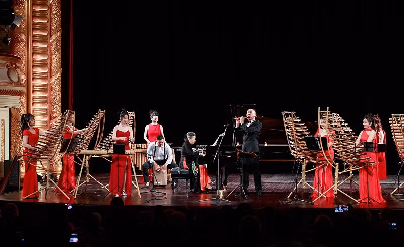 Lors du concert musical, la célèbre pianiste classique argentine Mirian Conti a joué à l’Opéra de Hanoï accompagnée du Suc Sông Moi Bamboo Ensemble, dirigé par le prestigieux chef d’orchestre Dông Quang Vinh. Photo : baoquocte.vn