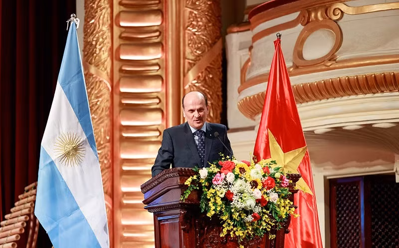 L’ambassadeur d’Argentine au Vietnam, Luis Pablo Maria Beltramino, prononce le discours d’ouverture. Photo : baoquocte.vn