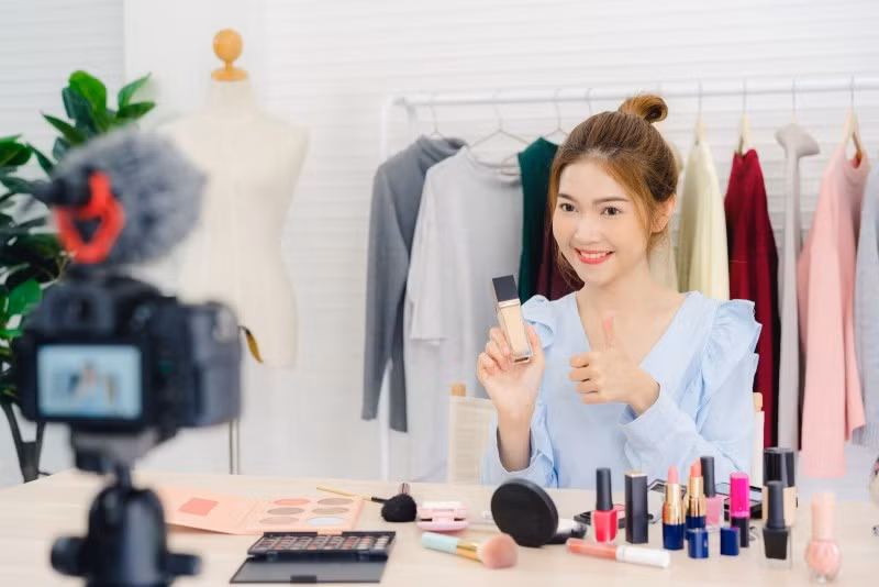 Les vêtements, les chaussures et les cosmétiques sont les produits les plus souvent achetés en ligne. Photo : congthuong.vn