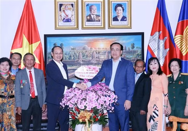 Le général de division Nguyen Van Nam, commandant du commandement de Hô Chi Minh-Ville et président de l'Association municipale d'amitié Vietnam-Cambodge a rendu visite le 4 janvier, et a offert des fleurs aux cadres et au personnel du Consulat général du Cambodge dans la mégapole du Sud. Photo : VNA