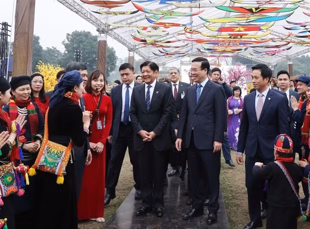 Les Présidents Vo Van Thuong et Ferdinand Romualdez Marcos Jr. conversent avec des artisans lors de leur visite à l’espace vietnamien du Têt dans la cité impériale de Thang Long, le 30 janvier. Photo : VNA. Les Présidents Vo Van Thuong et Ferdinand Romualdez Marcos Jr. conversent avec des artisans lors de leur visite à l’espace vietnamien du Têt dans la cité impériale de Thang Long, le 30 janvier. Photo : VNA.