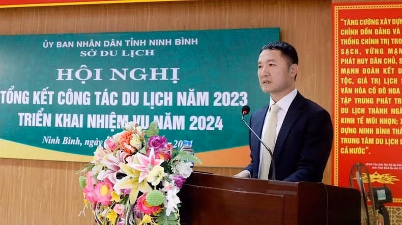 Bùi Van Manh, directeur du service du Tourisme de Ninh Binh, prend la parole. Photo : NDEL. Bùi Van Manh, directeur du service du Tourisme de Ninh Binh, prend la parole. Photo : NDEL.
