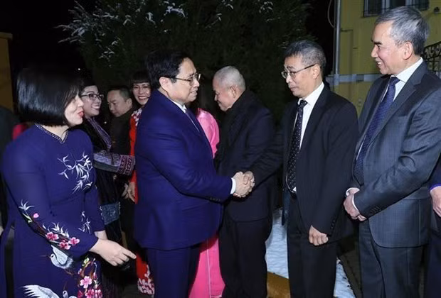 Le Premier ministre Pham Minh Chinh rencontre des représentants de la communauté vietnamienne de Hongrie à Budapest. Photo : VNA.