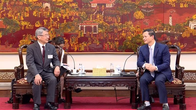 Le vice-président permanent du Comité populaire de Bac Ninh, Vuong Quôc Tuân, reçoit le directeur du Centre de promotion industrielle de la préfecture japonaise de Kanagawa, Mogi Yoshibaru. Photo : bacninhtv.