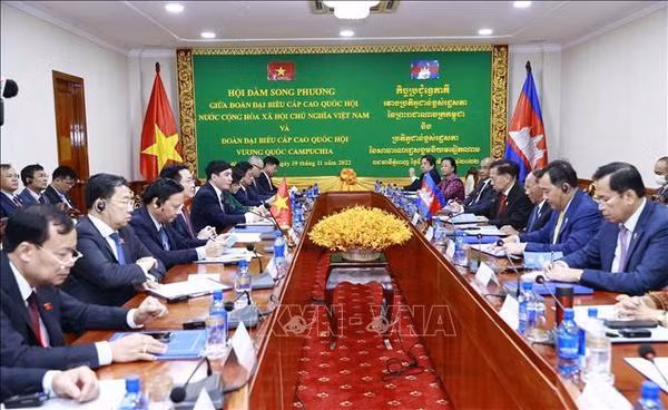 Le Président de l'AN du Vietnam Vuong Dinh Huê s’est entretenu le 19 novembre à Phnom Penh avec le Président de l’AN du Cambodge Samdech Heng Samrin. Photo : VNA