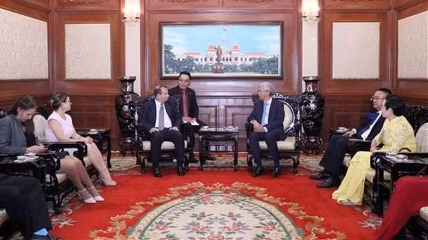 Le vice-président du Comité populaire de Hô Chi Minh-Ville, Vo Van Hoan (à droite) et le président de l’Institut cubain d’amitié avec les peuples (ICAP), Fernando González Llort. Photo : VNA