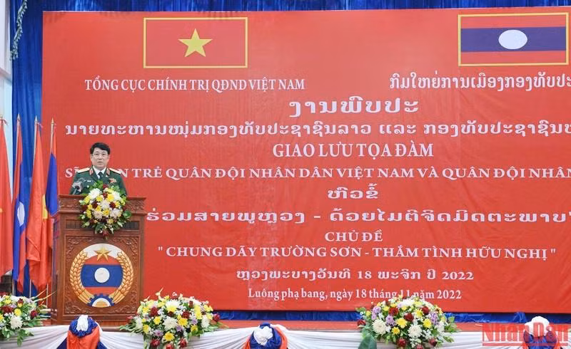 Le général Luong Cuong, chef du Département général de la politique de l’Armée populaire du Vietnam lors de l’événement à Luang Prabang, le 18 novembre. Photo : VNA.
