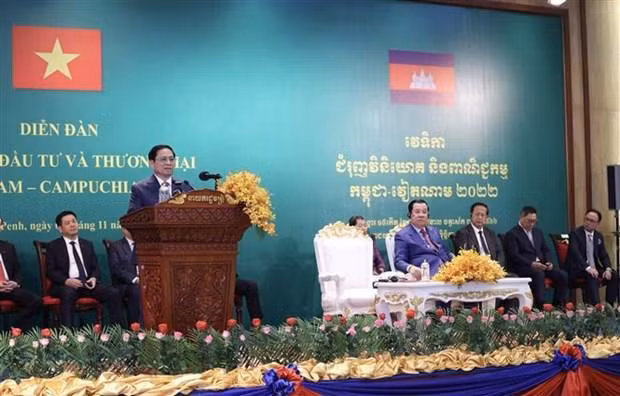 Le Premier ministre vietnamien Pham Minh Chinh prend la parole au forum de promotion du commerce et des investissements Vietnam-Cambodge. Photo : VNA