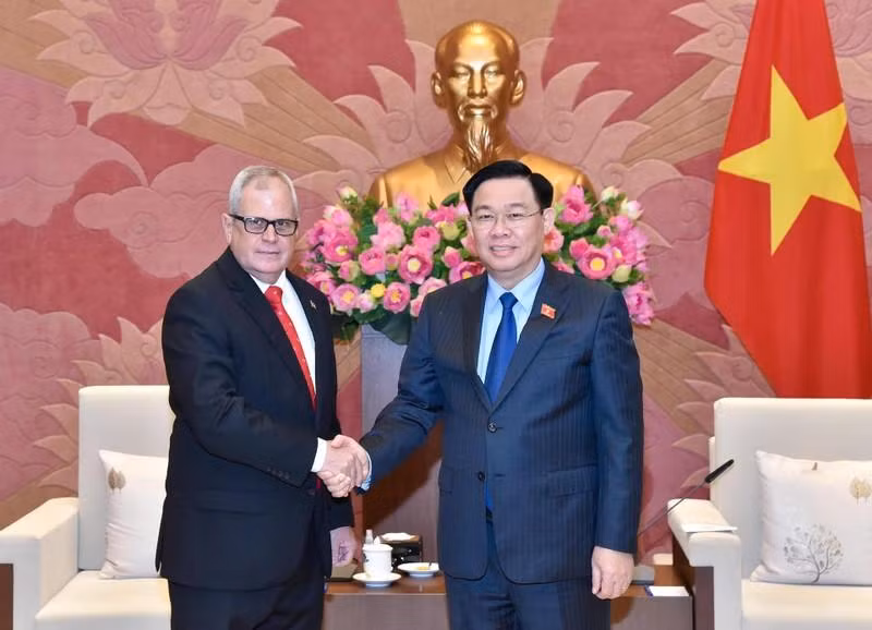 Le Président de l’Assemblée nationale, Vuong Dinh Huê, (droite) et le secrétaire général de l’Assemblée nationale et du Conseil d’État de Cuba, Homero Acosta Alvarez. Photo : NDEL