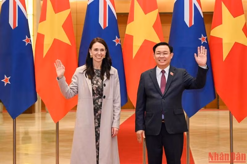 Le Président de l'Assemblée nationale, Vuong Dinh Huê, et la Première ministre néo-zélandaise Jacinda Ardern. 