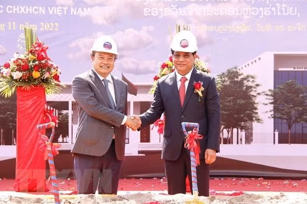 Le président du Comité populaire de Hanoi, Trân Sy Thanh, et le maire de la capitale Vientiane, Athsaphangthong Siphandone, lors de la cérémonie de mise en chantier du projet. Photo: VNA