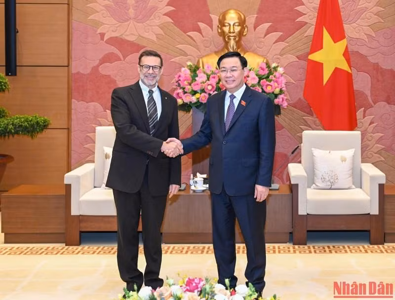 Le Président de l’Assemblée nationale, Vuong Dinh Huê (à droite) serre la main du nouvel ambassadeur d’Australie, Andrew Goledzinowski. Photo : VNA.