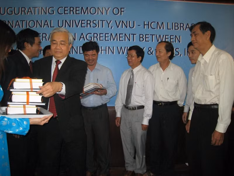 M. Vo Ta Hân offre des livres à l'Université internationale, relevant de l'Université nationale de Hô Chi Minh-Ville. Photo : thoidai.com.vn