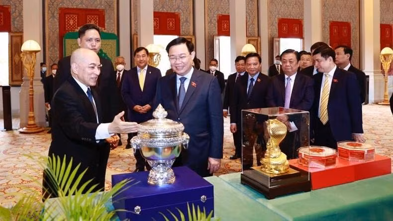 Le Président de l'Assemblée nationale du Vietnam Vuong Dinh Huê et le roi cambodgien Norodom Sihamoni échangent des cadeaux. Photo : VNA