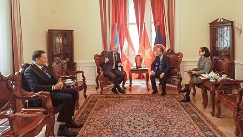 L’ambassadeur vietnamien, Nguyên Trung Kiên, reçoit le président de la Chambre de commerce et d’industrie slovaque, Ales Cantarutti. Photo : baoquocte.