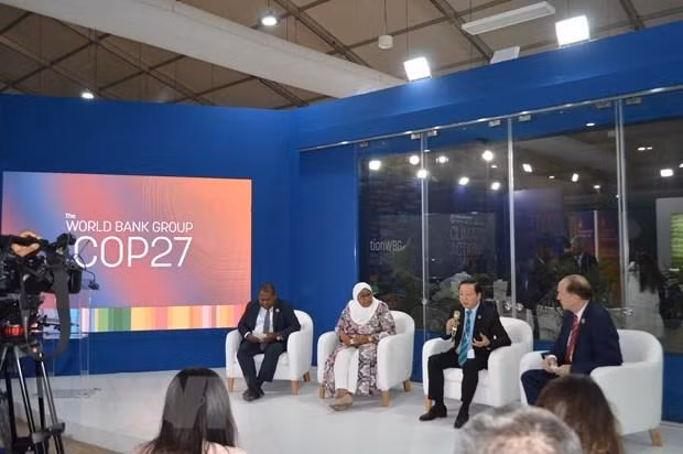 Le ministre des Ressources naturelles et de l’Environnement, Trân Hông Hà partage les solutions et la feuille de route du Vietnam dans la mise en œuvre des engagements climatiques avec la Banque mondiale. Photo : VNA.