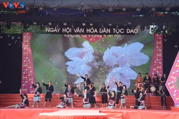 La troupe de Piêng Sàng présente la danse à la cloche. Photo : VOV. La troupe de Piêng Sàng présente la danse à la cloche. Photo : VOV.