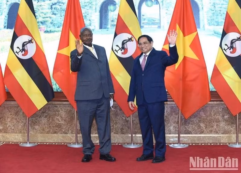Le Premier ministre vietnamien, Pham Minh Chinh (à droite) et le Président ougandais. Yoweri Kaguta Museveni. Photo : VNA.