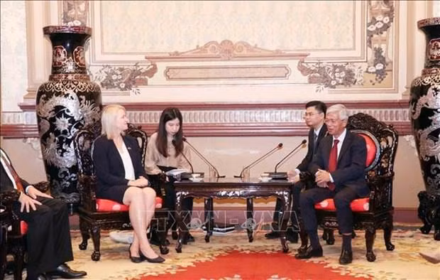 Le vice-président du Comité populaire de Hô Chi Minh-Ville, Vo Van Hoan (à droite) et la vice-ministre en chef du Territoire du Nord, Nicole Manison. Photo : VNA.