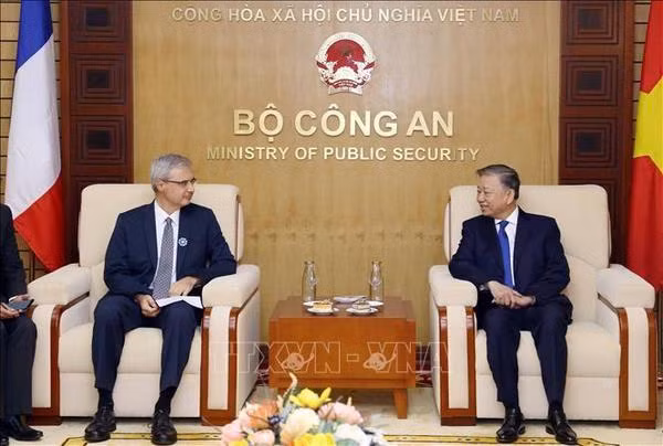Le général Tô Lâm, ministre de la Sécurité publique (droite) et Nicolas Warnery, ambassadeur de France au Vietnam. Photo : VNA.