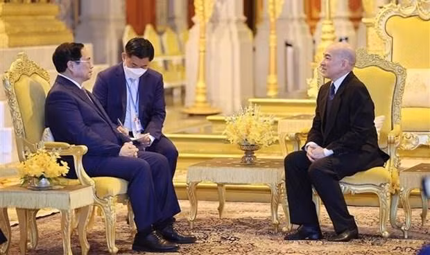 Le Premier ministre vietnamien Pham Minh Chinh (gauche) et le Roi du Cambodge Norodom Sihamoni. Photo : VNA