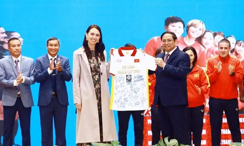 Le Premier ministre Pham Minh Chinh offre le maillot de l’équipe féminine de football du Vietnam à la Première ministre néo-zélandaise, Jacinda Ardern. Photo : VFF.