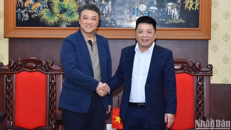 Que Dinh Nguyen, rédacteur en chef adjoint du journal Nhan Dan (à droite), et Zhao Yue, directeur général des ventes du bureau régional Asie-Pacifique de l’agence de presse Xinhua. Photo : NDEL 