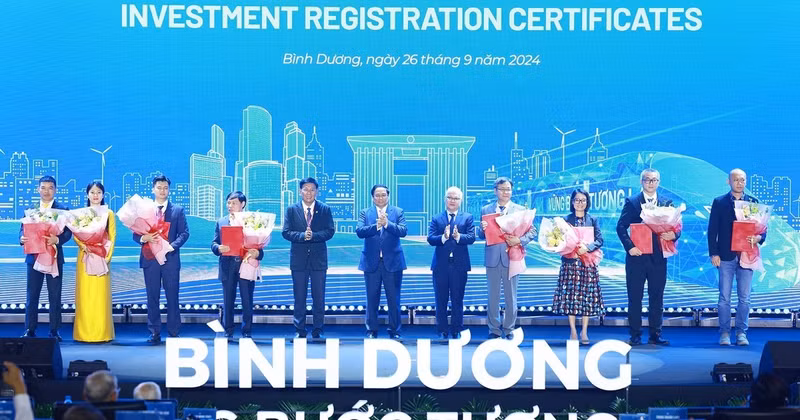 Le Premier ministre Pham Minh Chinh (au centre) et des investisseurs de la province de Binh Duong. Photo : VNA