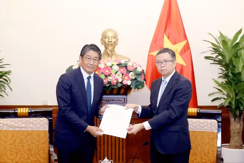 Le vice-ministre des Affaires étrangères Pham Thanh Binh (droite) et l'ambassadeur du Japon au Vietnam Ito Naoki. Photo : VNA.