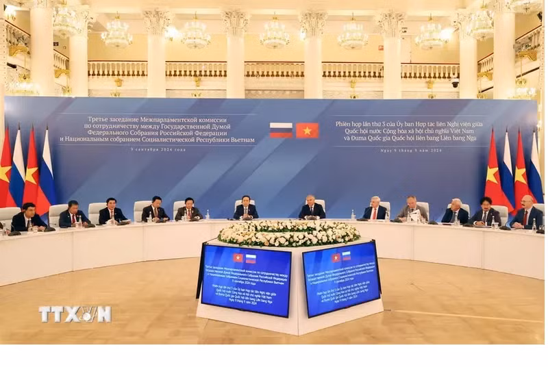 Le président de l'Assemblée nationale vietnamienne Tran Thanh Man et le président de la Douma d'État de la Russie Viatcheslav Victorovitch Volodine coprésident la 3e réunion de la Commission de coopération interparlementaire Vietnam-Russie. Photo : VNA.