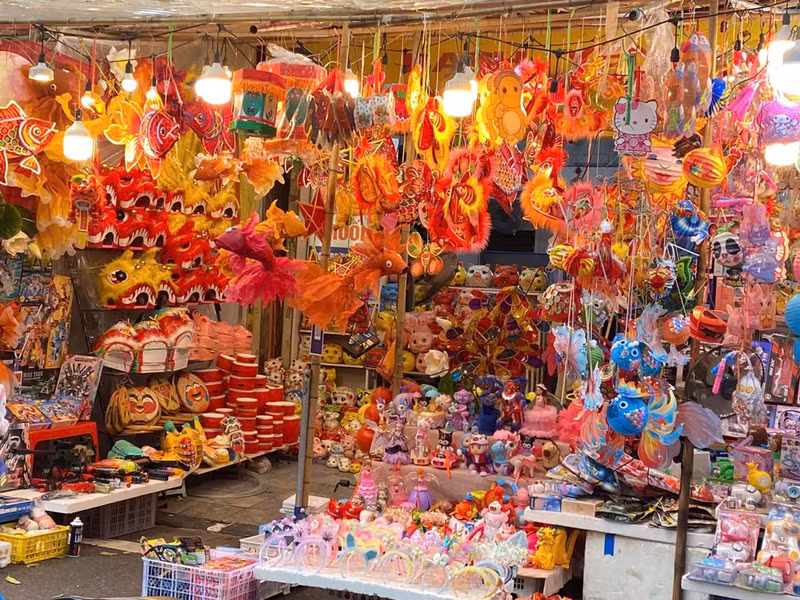 Située dans le vieux quartier de Hanoï, la rue Hang Ma est célèbre pour ses produits artisanaux traditionnels. 