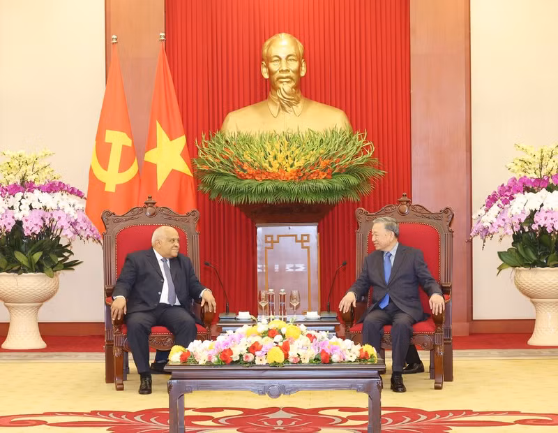 Le secrétaire général du Parti communiste du Vietnam et président de la République, Tô Lâm (droite), reçoit l’ambassadeur de Cuba au Vietnam, Orlando Nicolas Hernandez Guillen. Photo : VNA.