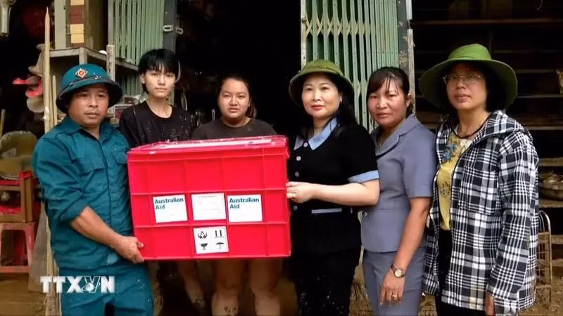 La vice-présidente du Comité populaire provincial de Yen Bai, Vu Thi Hien Hanh, remet des cadeaux de soutien du gouvernement australien à des sinistrés au quartier de Hong Ha, ville de Yen Bai, le 13 septembre. Photo : VNA.