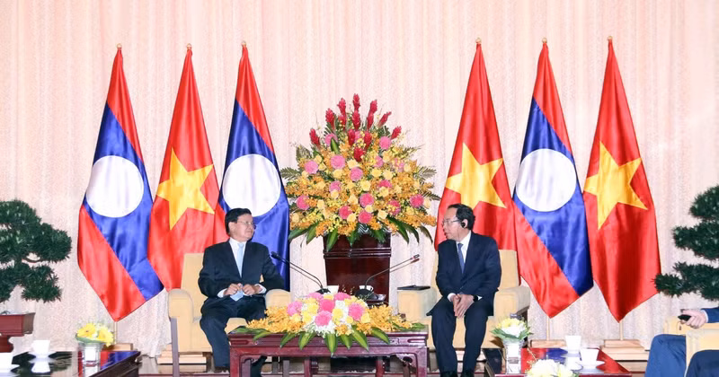 Le membre du Politburo et secrétaire du comité du Parti communiste du Vietnam de Hô Chi Minh-Ville, Nguyên Van Nên (à droite) a une entrevue avec le secrétaire général du Parti populaire révolutionnaire lao et président lao Thongloun Sisoulith, le 12 septembre. Photo : VNA.