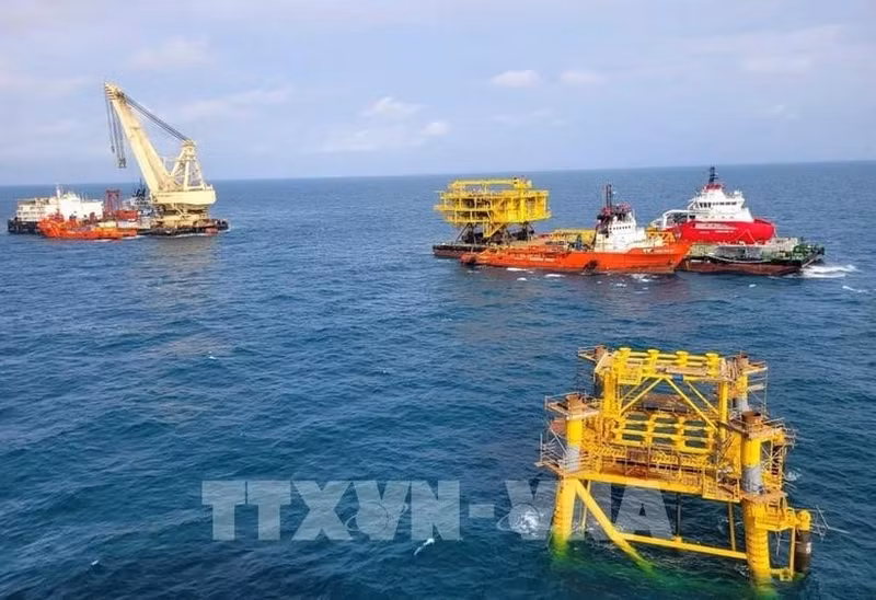 Le bloc supérieur de la plate-forme de forage BK-23 du lot 09.1 du champ pétrolier Bach Hô est installé avec succès le 10 septembre. Photo : VNA.
