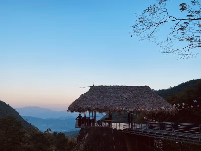 Le village de Phiêng Phàng attire les touristes avec de beaux paysages.