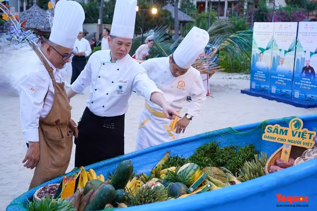Les chefs démontrent ses techniques de cuisine sur scène. Photo : TQ. 