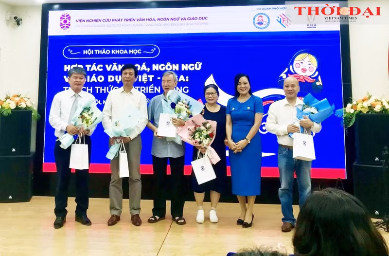La directrice du CLEF, Ngo Minh Thuy (deuxième à droite), a offert des fleurs aux intervenants. Photo : thoidai.com.vn 