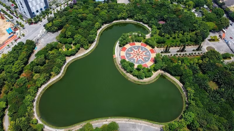 Le parc Cau Giay impressionne par son air frais et son espace vert et aéré.