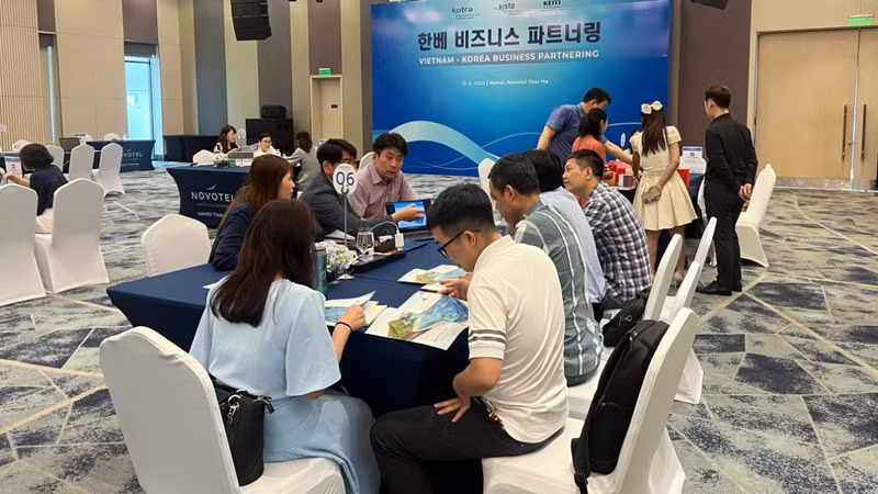 Les produits industriels et technologiques des entreprises sud-coréennes ont suscité un vif intérêt de la part des agences spécialisées et des entreprises vietnamiennes. Photo : KOTRA Hanoi. 