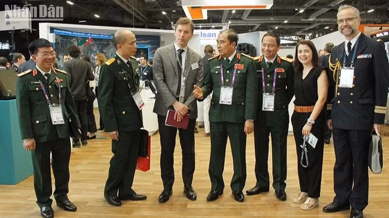 Des représentants du ministère vietnamien de la Défense au salon Eurosatory en France. Photo : NDEL.