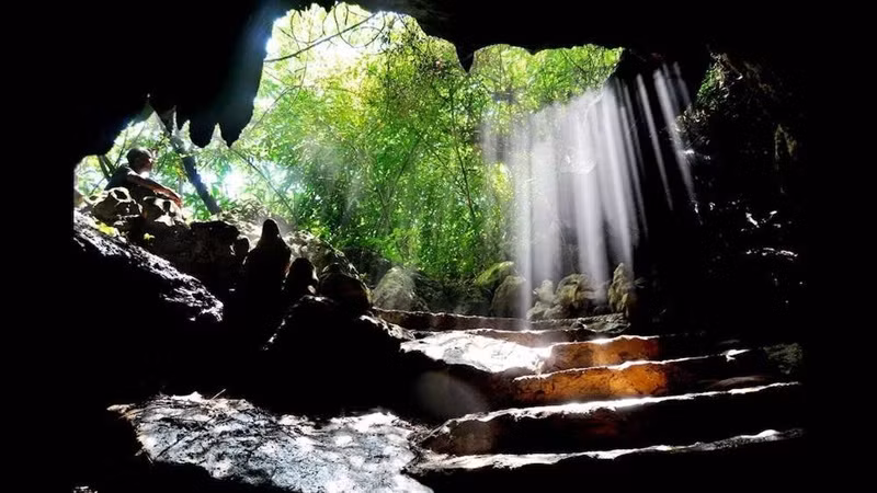 L'entrée de la grotte de Thiên Hà. Photo : tttt.ninhbinh.gov.vn