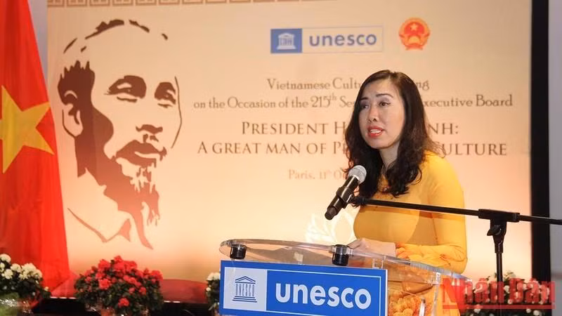 L'assistante du ministre des Affaires étrangères, Lê Thi Thu Hang, prend la parole lors de l'événement. Photo : NDEL. 