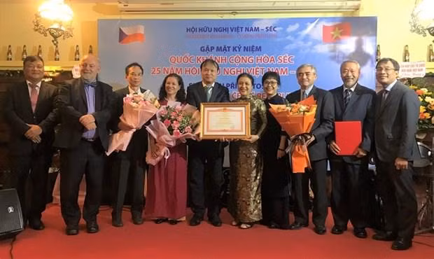 L'ambassadrice Nguyên Phuong Nga, présidente de l'Union des organisations d'amitié du Vietnam (5e à partir de la droite), remet un satisfecit du Premier ministre à l'Association d'amitié Vietnam - République tchèque. Photo : VNA.