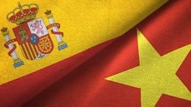 Des drapeaux du Vietnam et d'Espagne. Photo : VNA.
