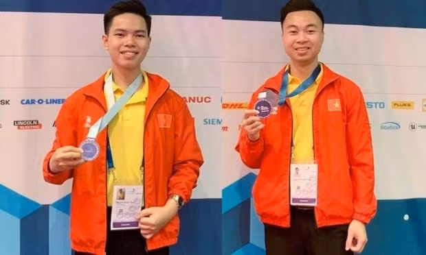 Nguyên Xuân Thai (à gauche) et Nguyên Thanh Tùng remportent la médaille d'argent au WorldSkills Competition. Source : Vnexpress.