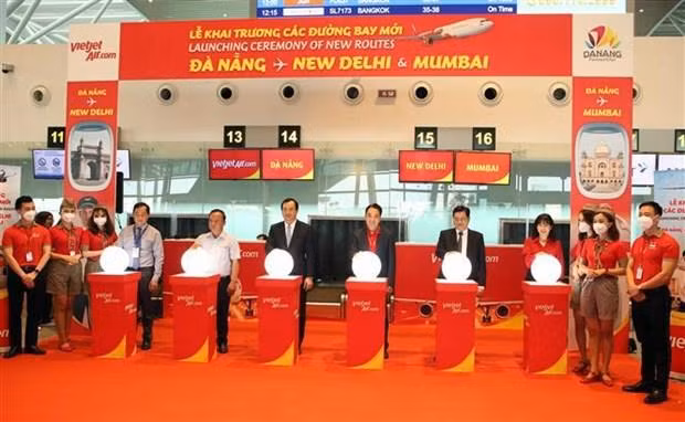 Cérémonie de lancement de nouvelles lignes aériennes directes reliant la ville centrale de Da Nang à Mumbai et à New Delhi (Inde). Photo: VNA