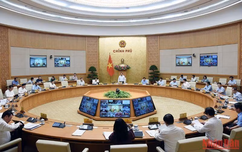 Le Premier ministre Pham Minh Chinh prend la parole lors de la réunion. Photo : NDEL